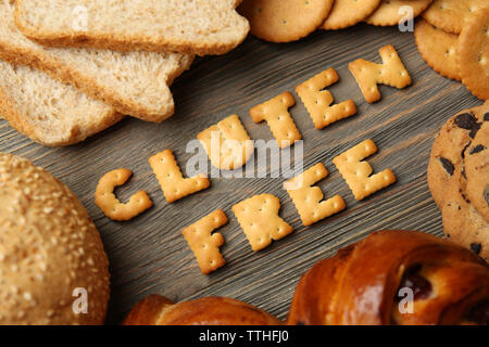 Gluten frei Text und Bäckerei auf hölzernen Tisch Stockfoto