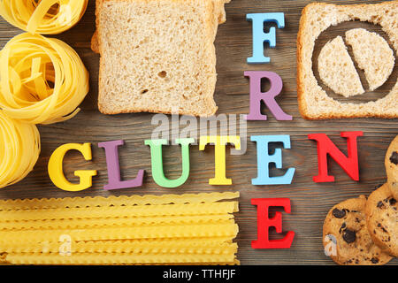 Glutenfreie Produkte auf hölzernen Hintergrund, Ansicht von oben Stockfoto