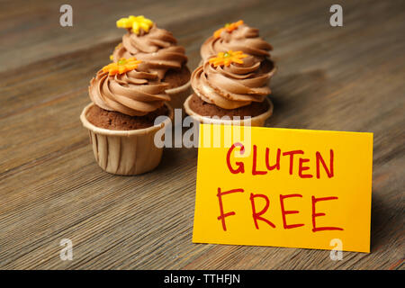 Glutenfreie Muffins auf hölzernen Hintergrund, in der Nähe Stockfoto