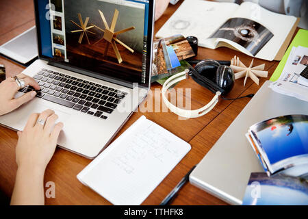Zugeschnittenes Bild der Unternehmerin Arbeiten am Notebook am Schreibtisch Stockfoto