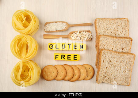 Glutenfreie Produkte auf hölzernen Hintergrund, Ansicht von oben Stockfoto