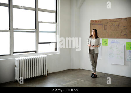 Geschäftsfrau hält Präsentation im Kreativbüro Stockfoto