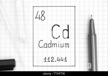 Das Periodensystem der Elemente. Handschrift chemische Element Cadmium Cd mit schwarzem Stift, Reagenzglas und Pipette. Close-up. Stockfoto