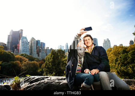 Glückliches Paar unter selfie im Central Park an einem sonnigen Tag Stockfoto