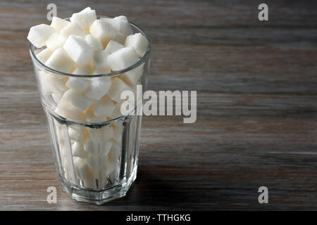 Highball Glas mit Klumpen Zucker auf hölzernen Tisch Stockfoto