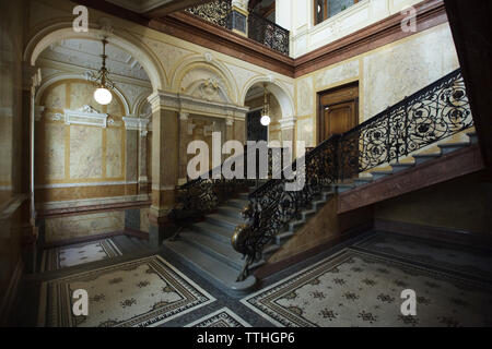 Neoklassische Haupttreppe des ehemaligen Assicurazioni Generali Palace in Wenzelsplatz (Stadt náměstí) in Prag, Tschechische Republik. Franz Kafka ging nach oben und die Treppe hinunter, als er in der Prager Niederlassung der Assicurazioni Generali Versicherung von 1907 bis 1908 gearbeitet. Der Palast war offen für die Öffentlichkeit während des Open House Prag Festival am 18./19. Mai 2019. Stockfoto