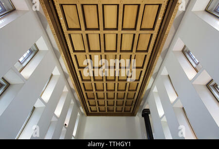 Hölzerne Kassettendecke von slowenischen modernistischen Architekten Jože Plečnik in der Halle Rothmayer entworfen (Rothmayerův sál) entworfen von Tschechischen modernistischen Architekten Otto Rothmayer und in 1948-1957 im neuen Royal Palace (Starý královský palác) in der Prager Burg in Prag, Tschechische Republik. Stockfoto