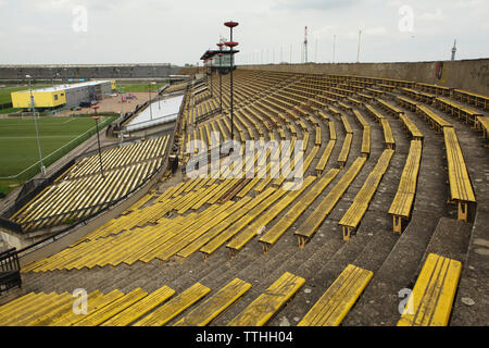 Östliche Tribüne des Strahov-Stadions (Velký strahovský Stadion), entworfen von den Architekten der tschechischen Moderne Zděnek Kuna, Olivier Honke-Houfek und Zděnek Stupka (1965-1972) im Stadtteil Strahov in Prag, Tschechische Republik. Stockfoto