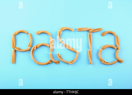 Pasta Wort aus casarecce auf Türkisfarbenem Hintergrund Stockfoto
