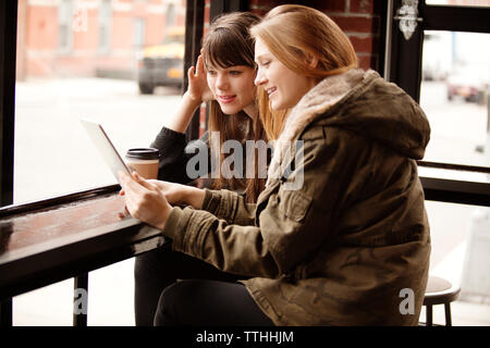 Freundinnen mit digital-Tablette im café Stockfoto
