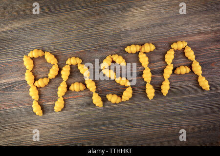 Pasta Wort mit Gnocchi auf hölzernen Hintergrund Stockfoto