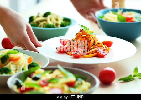 Verschiedenen kalten Nudeln Salate in Schüsseln auf den Tisch closeup Stockfoto