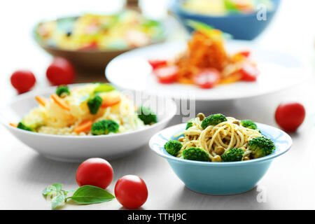 Verschiedenen kalten Nudeln Salate in Schüsseln auf den Tisch closeup Stockfoto