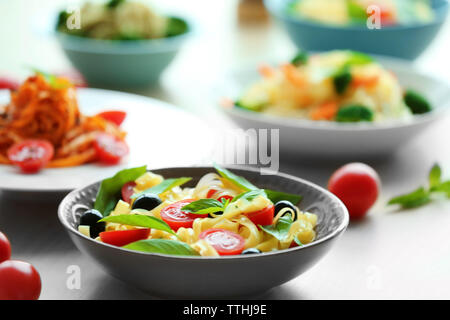 Verschiedenen kalten Nudeln Salate in Schüsseln auf den Tisch closeup Stockfoto