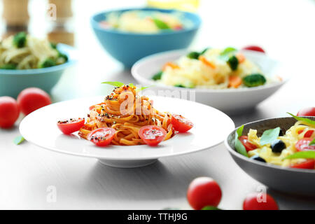 Verschiedenen kalten Nudeln Salate in Schüsseln auf den Tisch closeup Stockfoto