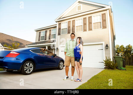 Portrait von glücklichen Paare stehen vor dem Haus Stockfoto