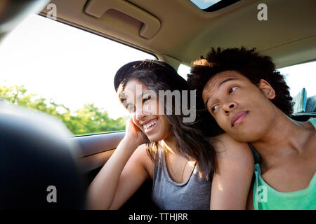 Mann entspannt auf der glücklicher Freund Schulter unterwegs im Auto. Stockfoto