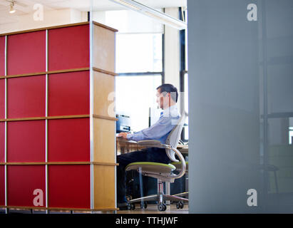 Konzentrierte Geschäftsmann am Tisch arbeiten im Büro Stockfoto