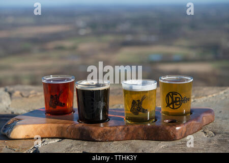 UNITED STATES - Dezember 7, 2015: Ein sampler Platte mit Bier an Schmutz Farm Brauen. In den Blue Ridge Mountains 1 Meile außerhalb des Dorfes Blau Verschachtelt Stockfoto