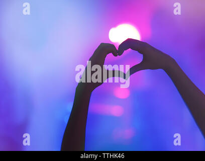 Herz geformten Hände auf ein Konzert. Stockfoto