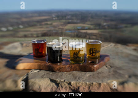 UNITED STATES - Dezember 7, 2015: Ein sampler Platte mit Bier an Schmutz Farm Brauen. In den Blue Ridge Mountains 1 Meile außerhalb des Dorfes Blau Verschachtelt Stockfoto