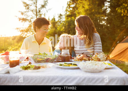 Multi-generation Familie auf einem Picknicktisch Stockfoto