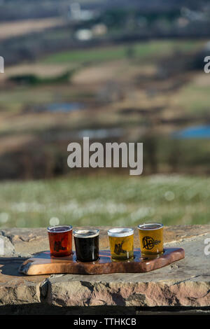 UNITED STATES - Dezember 7, 2015: Ein sampler Platte mit Bier an Schmutz Farm Brauen. In den Blue Ridge Mountains 1 Meile außerhalb des Dorfes Blau Verschachtelt Stockfoto