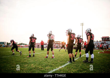 American Football Team spielen auf Wiese gegen Sky Stockfoto