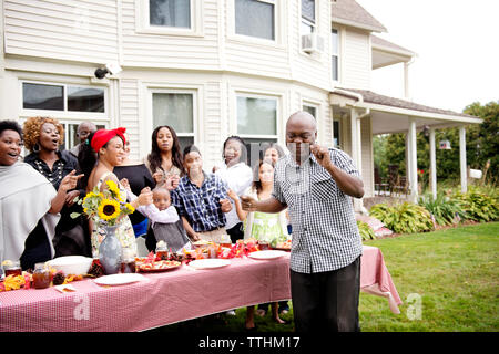 Familie und Freunde genießen Picknick Tisch Stockfoto