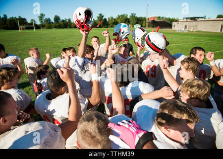 Hohe Betrachtungswinkel von American Football Team feiern auf Feld Stockfoto