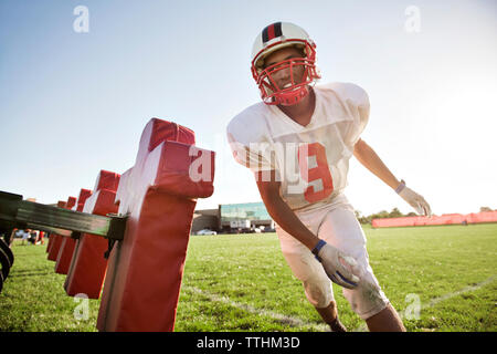 American football player Training auf Schlitten in das Feld Stockfoto