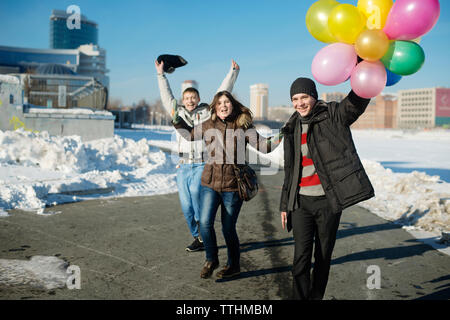 Portrait von Freunden und auf der Straße im Winter Stockfoto