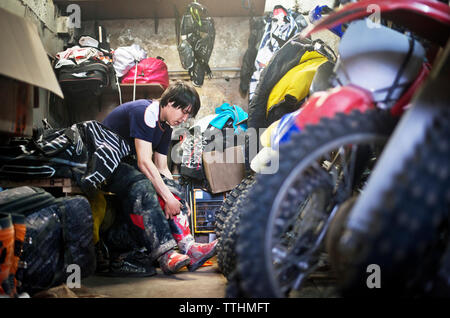 Mann Schuhe tragen in einer Garage. Stockfoto