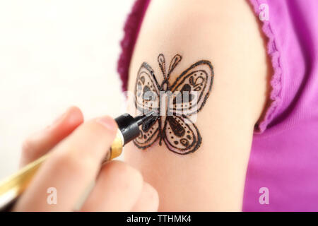 Bild von Butterfly mit Henna auf Girl's Arm closeup lackiert Stockfoto