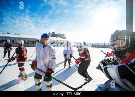 Spieler Eishockey an einem sonnigen Tag Stockfoto