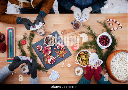 Ansicht von oben von Freund, die Karten auf den Tisch im Winter Stockfoto