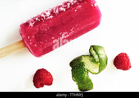 Close-up Popsicle mit Himbeeren und limettenschale auf Tisch Stockfoto