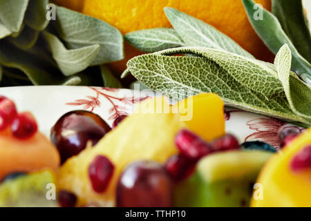 Close-up Früchte in der Platte von Blattgemüse Stockfoto