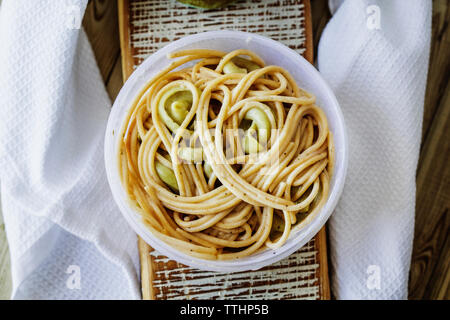 Ansicht von oben von Spaghetti in Container auf Tisch Stockfoto