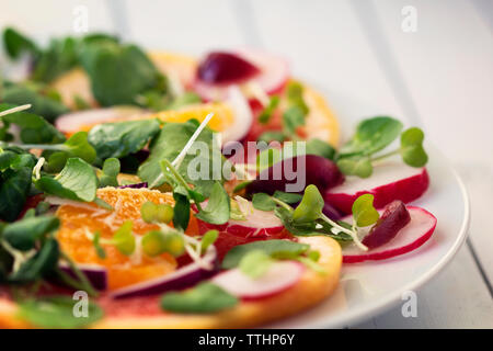 Nahaufnahme der Salat in der Platte am Tisch serviert Stockfoto