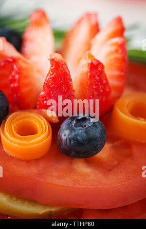 In der Nähe von Beeren garniert mit Tomaten Stockfoto