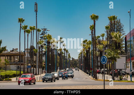 Casablanca, Marokko - 15. Juni 2019: Autos, Lastwagen und Taxis in der Mitte eines Staus Stockfoto