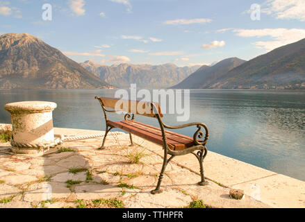 Blick auf die Bucht von Kotor Perast Richtung Dorf und Berg Lovcen, Montenegro, Europa. Stockfoto