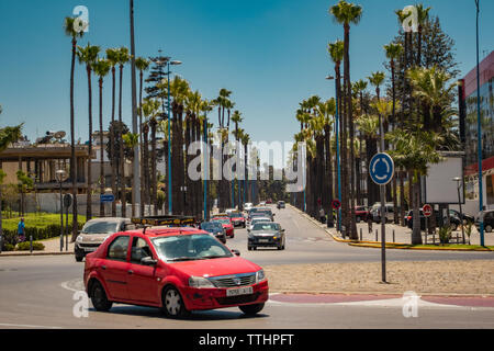 Casablanca, Marokko - 15. Juni 2019: Autos, Lastwagen und Taxis in der Mitte eines Staus Stockfoto