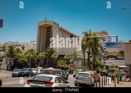 Casablanca, Marokko - 15. Juni 2019: Stau vor der Kirche von Notre Damme de Lourdes. Stockfoto
