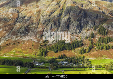 Die Felswand unterhalb Harrison Stickle im Oberlauf des Great Langdale Valley in den Lake District, den Alten Dungeon Ghyll Hotel. Stockfoto