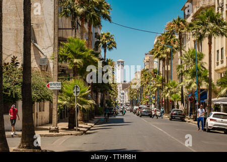 Casablanca, Marokko - 15. Juni 2019: perspektivische Ansicht des Casablanca Clock Tower von der Straße Stockfoto