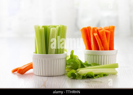 Vegetarische gesunde Ernährung Konzept. Grüne Sellerie, Salatblätter und Karotte. Stockfoto