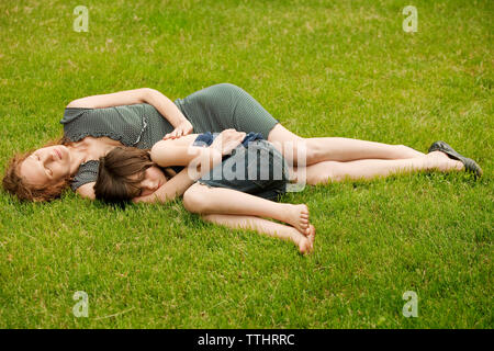 Mutter und Tochter schlafen im Hinterhof Stockfoto