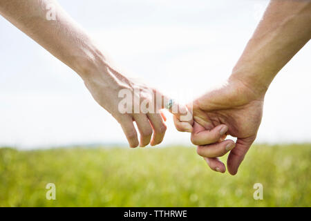Zugeschnittenes Bild von Paar Hände halten Stockfoto